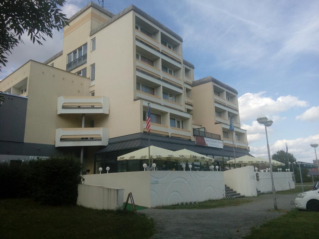 Wellness Hotel Lucia Veseli nad Luznici Exterior photo